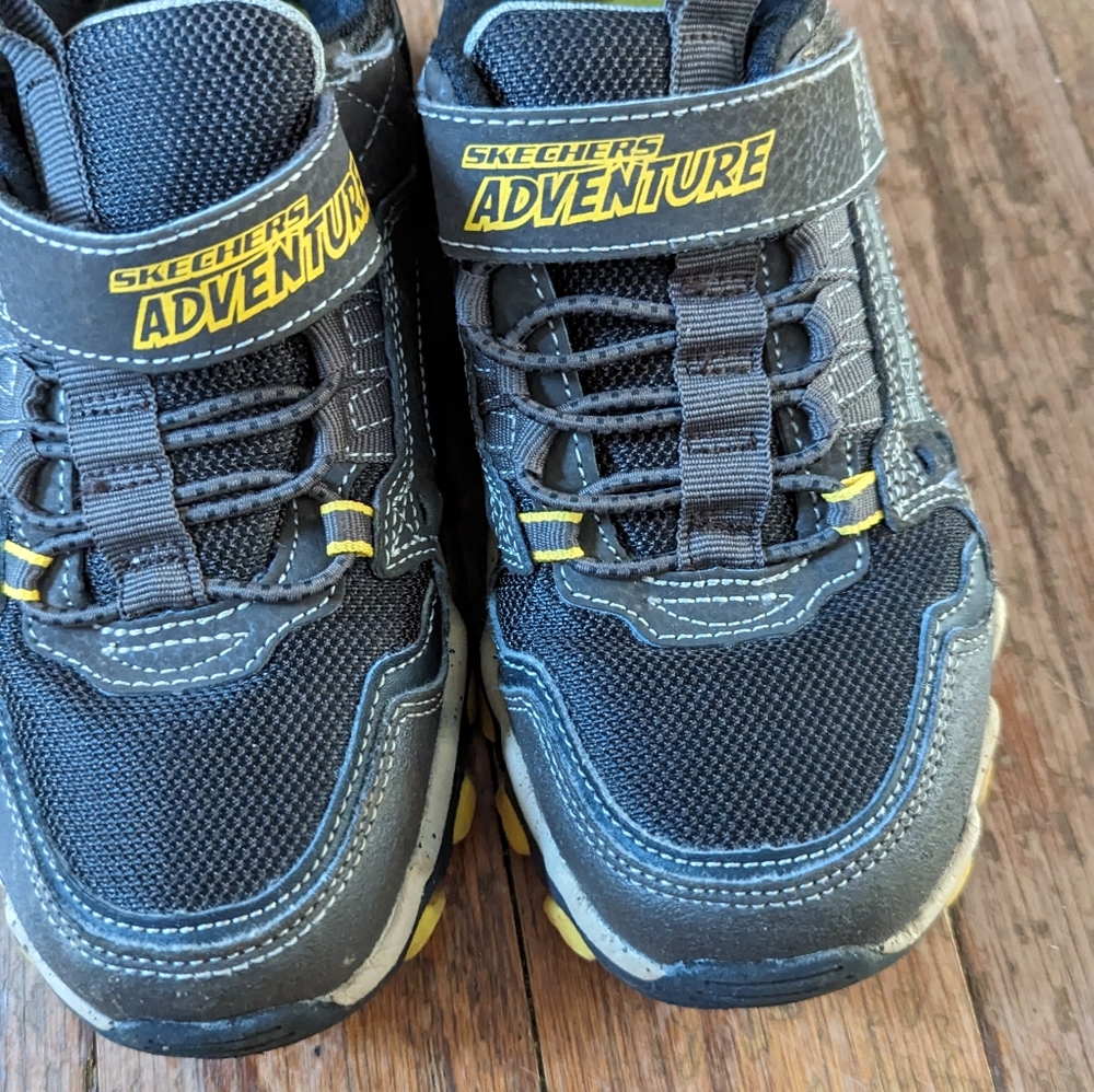 Skechers adventure kids tennis shoes size 1